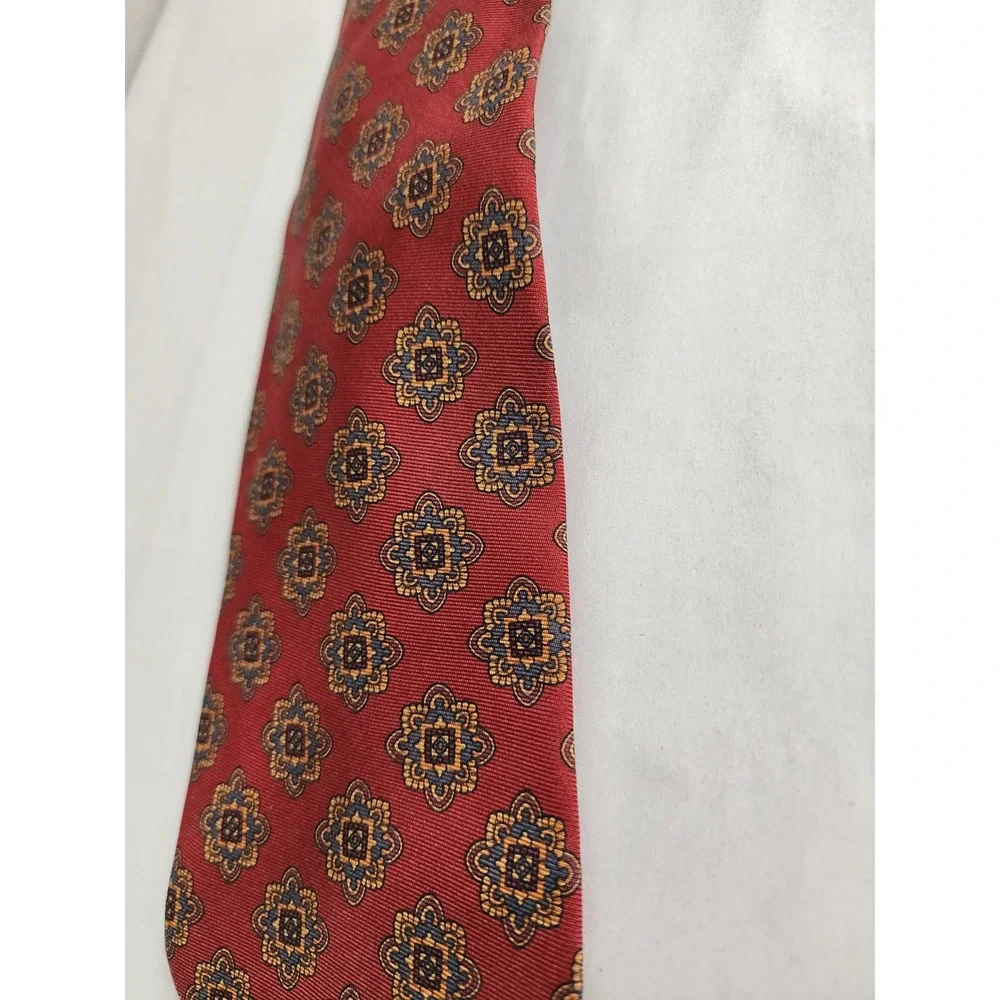 Brooks Brothers 346 Mens Red Silk Medallion Geometric Necktie Made in USA
